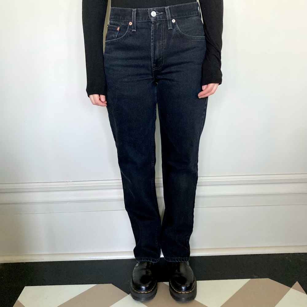 Vintage Levi’s 516 high-waisted slim-fit black jeans. 🖤